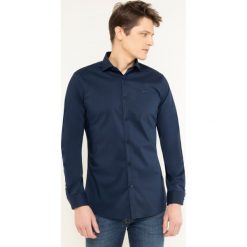 Koszula Guess Alameda M94H13 WC460. Niebieskie koszule męskie Guess, xxl, z aplikacjami, casualowe, bez kołnierzyka, bez rękawów. W wyprzedaży za 169,00 zł.