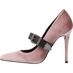 Trussardi Jeans DECOLLETE Szpilki antique pink. Różowe czółenka damskie Trussardi Jeans, bez wzorów, z jeansu, klasyczne, bez obcasa, na szpilce, bez zapięcia. Za 759,00 zł.