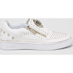 Guess Jeans - Buty Beela. Białe buty sportowe damskie Guess Jeans, z aplikacjami, z jeansu, sportowe. W wyprzedaży za 449,90 zł.