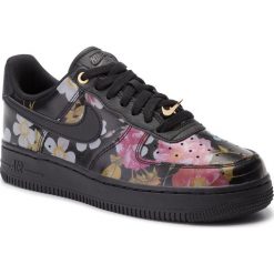 Buty NIKE - Air Force 1 '07 Lxx AO1017 002 Black/Black/Black. Czarne półbuty damskie Nike, bez wzorów, ze skóry, bez obcasa, na płaskiej podeszwie, bez zapięcia. Za 499,00 zł.