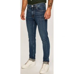 Calvin Klein - Jeansy LMB. Niebieskie jeansy męskie Calvin Klein, z aplikacjami, z obniżonym stanem. Za 449,90 zł.