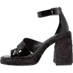 E8 BY MIISTA VIOLET Sandały na obcasie black. Czarne sandały damskie marki E8 BY MIISTA, bez wzorów, ze skóry ekologicznej, bez obcasa, na obcasie, bez zapięcia. Za 529,00 zł.