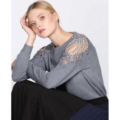 Ciemnoszary Sweter Comply. Szare bez kategorii Born2be, xl, z koronki, z okrągłym kołnierzem. Za 54,99 zł.