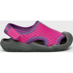 Crocs - Sandały dziecięce. Różowe sandały dziewczęce Crocs, z materiału, z okrągłym noskiem, bez zapięcia. W wyprzedaży za 159,90 zł.