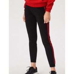 Spodnie jogger z lampasami - Czerwony. Czerwone spodnie damskie Sinsay, s. Za 49,99 zł.
