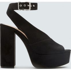 Sandały na obcasie i platformie. Czarne sandały damskie marki Pull&Bear, bez wzorów, bez obcasa, na obcasie, bez zapięcia. Za 139,00 zł.