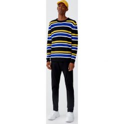 Spodnie slim fit z 5 kieszeniami. Szare rurki męskie Pull&Bear. Za 89,90 zł.