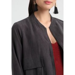 Karen by Simonsen VESUV JACKET Kurtka Bomber magnet. Szare żakiety damskie Karen by Simonsen, bez wzorów, z lyocellu. Za 669,00 zł.