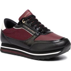 Sneakersy TOMMY HILFIGER - Tommy Retro Branded Sneaker FW0FW04305 Chocolate Truffle GBY. Czerwone półbuty damskie TOMMY HILFIGER, ze skóry ekologicznej. W wyprzedaży za 299,00 zł.