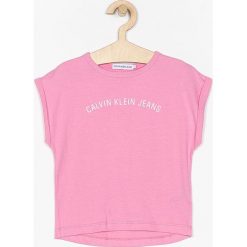 Calvin Klein Jeans - Top dziecięcy 104-176 cm. Różowe bluzki dziewczęce Calvin Klein Jeans, z nadrukiem, z bawełny, z okrągłym kołnierzem, z krótkim rękawem, krótkie, bez kaptura. Za 119,90 zł.