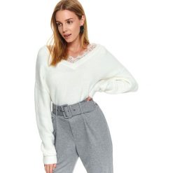 Sweter zdobiony koronką. Białe swetry damskie Top Secret, na zimę, w koronkowe wzory, z dzianiny, bez rękawów, bez kaptura. Za 139,99 zł.