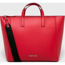 Calvin Klein - Torebka. Czarne torebki klasyczne damskie Calvin Klein, w paski, ze skóry ekologicznej, casualowe, na ramię, duże, bez dodatków. W wyprzedaży za 569,90 zł.