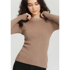 Jasnobrązowy Sweter Gentle. Brązowe swetry klasyczne damskie other, na jesień, uniwersalny. Za 39,99 zł.