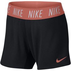 Nike Szorty Dziewczęce G Nk Dry Short Trophy Black Lt Atomic Pink M. Czarne spodenki dziewczęce marki Nike, z materiału, sportowe. Za 105,00 zł.