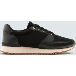Czarne buty sportowe w miejskim stylu. Buty sportowe damskie Pull&Bear. Za 34,90 zł.