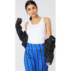 Cheap Monday Top Adjust - White. Białe topy damskie marki Cheap Monday, bez wzorów, z dzianiny, z okrągłym kołnierzem. W wyprzedaży za 30,28 zł.