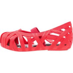 Melissa JWU JEAN Baleriny z zapięciem red. Czerwone baleriny damskie Melissa, ze skóry ekologicznej. W wyprzedaży za 167,30 zł.