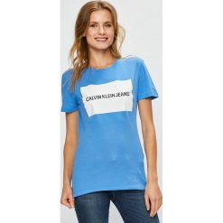 Calvin Klein Jeans - Top. Niebieskie topy damskie marki Calvin Klein Jeans, s, z nadrukiem, z bawełny, z okrągłym kołnierzem. W wyprzedaży za 159,90 zł.
