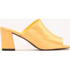 Klapki damskie: NA-KD Shoes Satynowe klapki mule na obcasie – Yellow