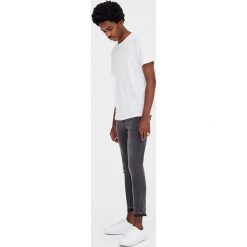 Szare jeansy superskinny. Szare jeansy męskie marki Pull&Bear. Za 62,90 zł.