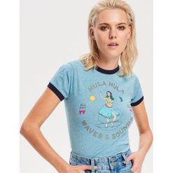 T-shirt z kontrastowymi lamówkami - Turkusowy. Niebieskie t-shirty damskie Reserved, s, bez wzorów, z kontrastowym kołnierzykiem. Za 29,99 zł.