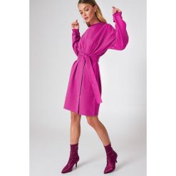 NA-KD Trend Sukienka oversize z wiązaniem w talii - Pink. Białe długie sukienki marki NA-KD Trend, w paski, z poliesteru, z klasycznym kołnierzykiem. Za 161,95 zł.