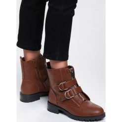 Camelowe Botki Leona. Brązowe botki damskie Inny, na jesień, za kostkę, bez obcasa, na płaskiej podeszwie, z paskami. Za 139,99 zł.