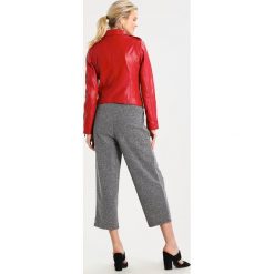 Oakwood Kurtka skórzana red. Czerwone kurtki damskie Oakwood, s, bez wzorów, ze skóry. W wyprzedaży za 419,50 zł.