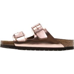 Birkenstock ARIZONA Kapcie metallic copper. Różowe kapcie damskie marki Birkenstock, ze skóry. Za 399,00 zł.