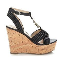 Skórzane sandały w kolorze czarnym. Czarne sandały damskie Michael Kors, Guess, bez wzorów, ze skóry, z otwartym noskiem, bez obcasa, na koturnie, ze sprzączką. W wyprzedaży za 514,95 zł.