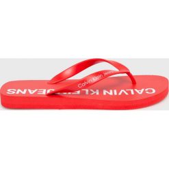 Calvin Klein Jeans - Japonki. Czerwone kapcie męskie z jeansu. W wyprzedaży za 119,90 zł.