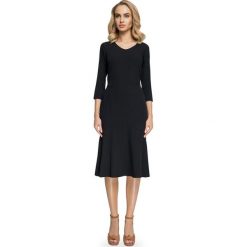 ISABEL Sukienka midi fason rybki z kontrafałdą - czarna. Czarne sukienki damskie Stylove, s, bez wzorów, z elastanu, eleganckie, bez kołnierzyka, bez rękawów, midi, dopasowane. Za 189,00 zł.