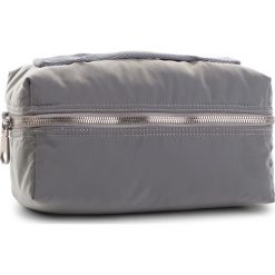 Kosmetyczka CALVIN KLEIN JEANS - Pilot Silver Washbag K40K400733 910. Szare kosmetyczki męskie marki Calvin Klein Jeans, bez wzorów, z jeansu. W wyprzedaży za 229,00 zł.