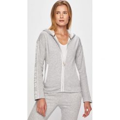 Guess Jeans - Bluza. Różowe bluzy damskie Guess Jeans, s, z aplikacjami, z bawełny, bez rękawów, z kapturem. W wyprzedaży za 199,90 zł.