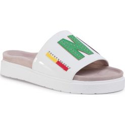 Klapki INUIKII - Woman Inuikii 70104-016 White. Białe klapki damskie Inuikii, z aplikacjami, ze skóry, bez obcasa. Za 889,00 zł.