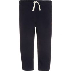 Polo Ralph Lauren Spodnie treningowe cruise navy. Niebieskie spodnie dresowe dziewczęce marki Polo Ralph Lauren, z bawełny. Za 189,00 zł.