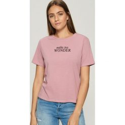 T-shirt z napisem - Różowy. Czerwone t-shirty damskie marki Sinsay, l, z napisami. Za 19,99 zł.