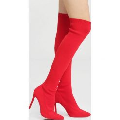 Czerwone Kozaki Indulgence. Czerwone buty zimowe damskie vices, z materiału, z otwartym noskiem, na wysokim obcasie, na obcasie. Za 159,99 zł.