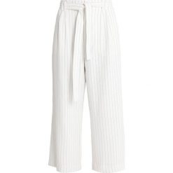 Gestuz AVARY CULOTTES Spodnie materiałowe white/black. Białe spodnie damskie marki Gestuz, bez wzorów, z poliesteru. Za 509,00 zł.