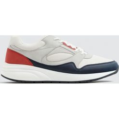 Kolorowe buty sportowe w miejskim stylu. Białe buty sportowe męskie marki Pull&Bear. Za 139,00 zł.