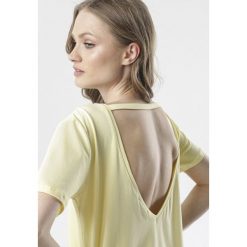 Jasnożółty T-shirt Petotai. Żółte bluzki damskie Born2be, s, bez wzorów, bez kołnierzyka, bez rękawów. W wyprzedaży za 44,99 zł.