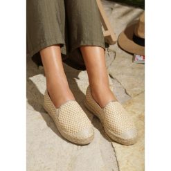 Beżowe Espadryle Abstain. Brązowe espadryle damskie Renee, z aplikacjami, bez obcasa, na płaskiej podeszwie. Za 89,99 zł.