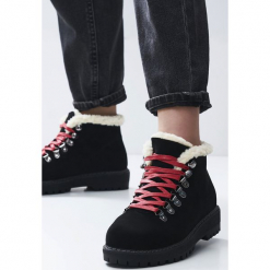 Czarne Traperki Want Them. Czarne buty zimowe damskie Born2be, z okrągłym noskiem, na płaskiej podeszwie. Za 99,99 zł.