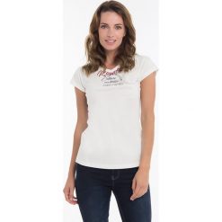 T-shirt w kolorze białym. Białe t-shirty damskie Denim Culture, s, z nadrukiem, z bawełny, bez kołnierzyka. W wyprzedaży za 59,95 zł.