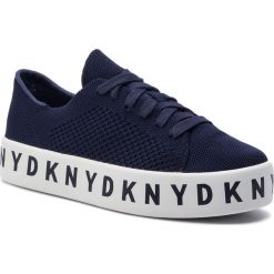Tenisówki DKNY - Banson K1902020 Blue. Niebieskie półbuty damskie DKNY, bez wzorów, z gumy, bez zapięcia. W wyprzedaży za 479,00 zł.