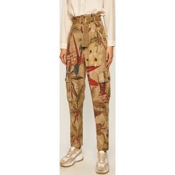 Desigual - Spodnie. Zielone spodnie damskie Desigual, s, z lyocellu, z podwyższonym stanem. Za 449,90 zł.
