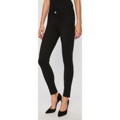 Guess Jeans - Spodnie Curve X. Czarne spodnie damskie Guess Jeans, z aplikacjami, z wiskozy. W wyprzedaży za 219,90 zł.
