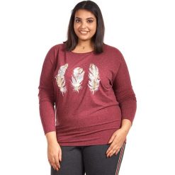 Bordowa oversize'owa bluzka z nadrukiem piór duże rozmiary XXL. Czerwone bluzki damskie Moda Size Plus Iwanek, xl, z nadrukiem, z elastanu, klasyczne, z klasycznym kołnierzykiem, bez rękawów. Za 89,00 zł.