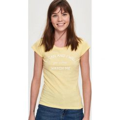 Bluzki, topy, tuniki: T-shirt z napisem – Żółty