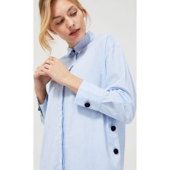 Koszula z ozdobnym zapięciem z boku. Niebieskie koszule damskie Moodo, s, z elastanu. Za 89,99 zł.